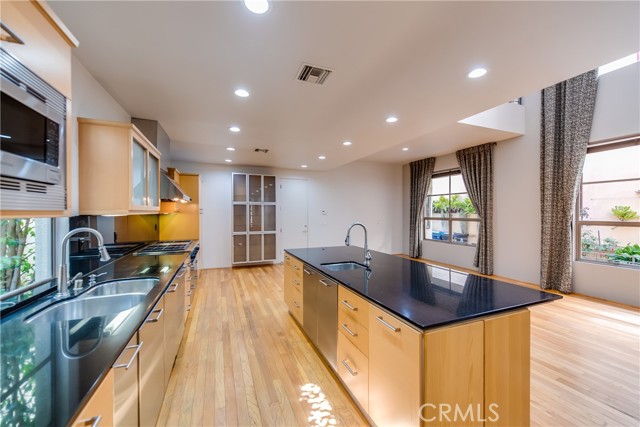143 Union Jack Mall, Marina del Rey CA: https://media.crmls.org/medias/a8164410-f61b-4dfb-8ab0-03bdb7fb4e7c.jpg