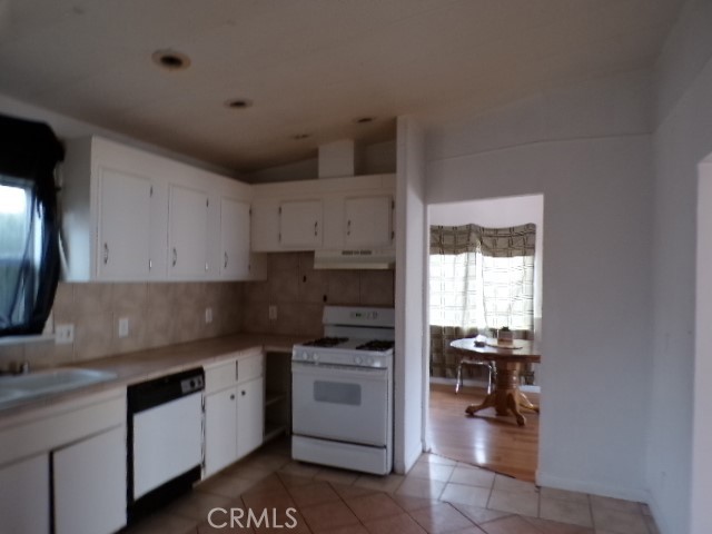 Detail Gallery Image 8 of 13 For 15970 Davis Ave, Clearlake,  CA 95422 - 2 Beds | 2 Baths