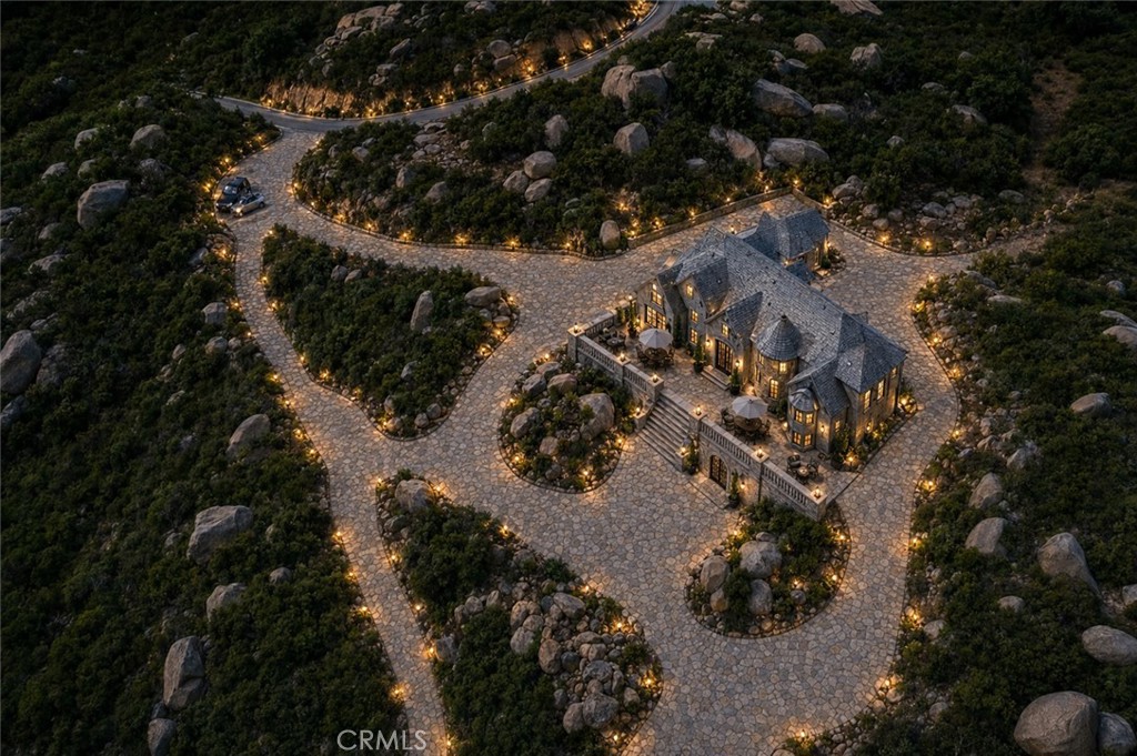 https://media.crmls.org/medias/a818879e-a892-46c1-a250-eb01e8f15282.jpg?preset=X-Large
