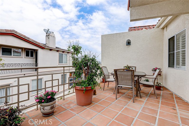 Detail Gallery Image 15 of 32 For 511 N Irena Ave #B,  Redondo Beach,  CA 90277 - 4 Beds | 3/1 Baths