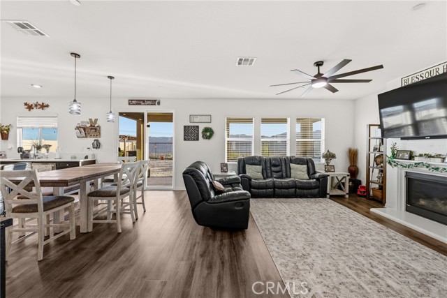 Detail Gallery Image 7 of 42 For 4013 Elderberry, Lake Elsinore,  CA 92530 - 5 Beds | 3 Baths