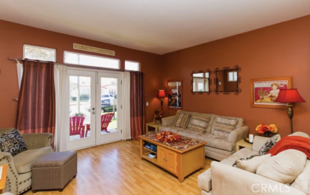 Detail Gallery Image 3 of 7 For 610 Main, Huntington Beach,  CA 92648 - 3 Beds | 2/1 Baths