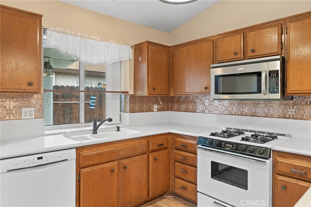 https://media.crmls.org/medias/a81cfde9-d515-4f4c-9099-6f3a39a88071.jpg?preset=X-Large