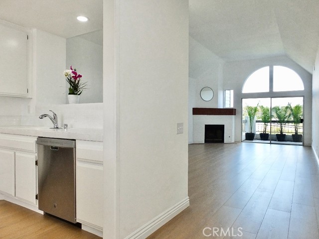 Detail Gallery Image 3 of 21 For 4739 E 4th, Long Beach,  CA 90814 - 2 Beds | 2 Baths