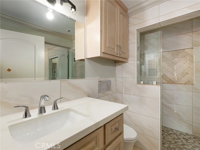 Jack and Jill Bathroom by bedrooms 4 & 5