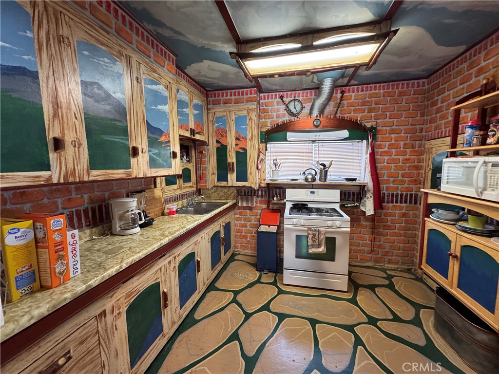 https://media.crmls.org/medias/a823290e-2f1a-44c8-b8e2-2d5a5915de7d.jpg?preset=X-Large