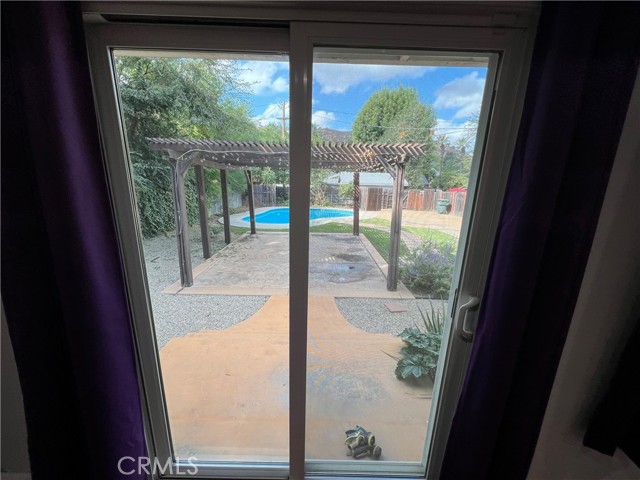 Detail Gallery Image 10 of 14 For 4073 Cedar St, Riverside,  CA 92501 - 4 Beds | 2/1 Baths