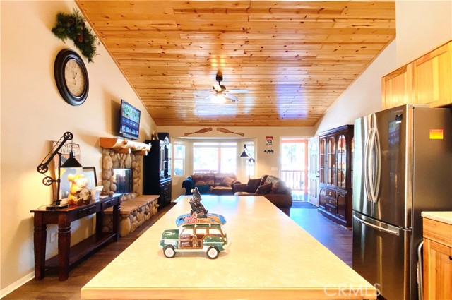 Detail Gallery Image 6 of 16 For 1024 W Sherwood Bld, Big Bear City,  CA 92314 - 3 Beds | 2 Baths