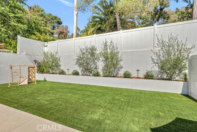 2712 N Beverly Glen Boulevard, Los Angeles CA: https://media.crmls.org/medias/a8251c13-1ee9-4ce0-9090-8a6f8637ec80.jpg