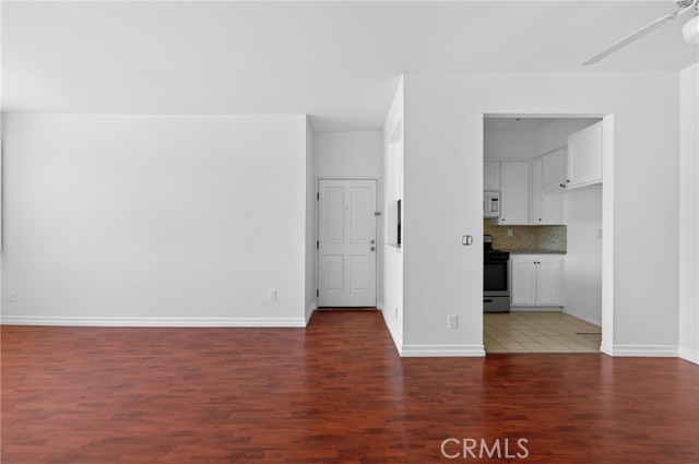 Detail Gallery Image 4 of 36 For 4441 Woodman Ave #304,  Sherman Oaks,  CA 91423 - 1 Beds | 1 Baths