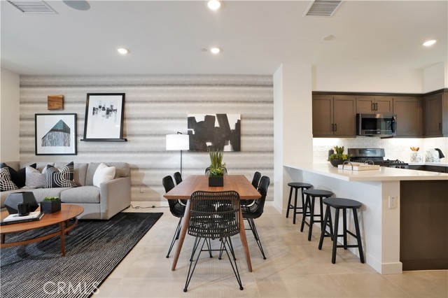 Detail Gallery Image 7 of 22 For 2317 W Broadway, Anaheim,  CA 92804 - 2 Beds | 2/2 Baths