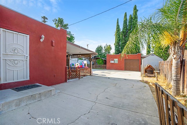 Driveway leading to backyard