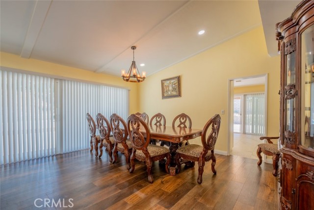 19941 Hiawatha Street, Chatsworth CA: https://media.crmls.org/medias/a835acf3-3e7b-44ba-b0f8-088fef09a036.jpg
