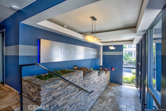 Detail Gallery Image 1 of 32 For 1940 N Highland Ave #10,  Los Angeles,  CA 90068 - 2 Beds | 2 Baths