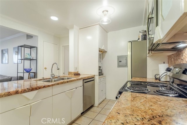 Detail Gallery Image 13 of 36 For 5460 White Oak, Encino,  CA 91316 - 2 Beds | 2 Baths