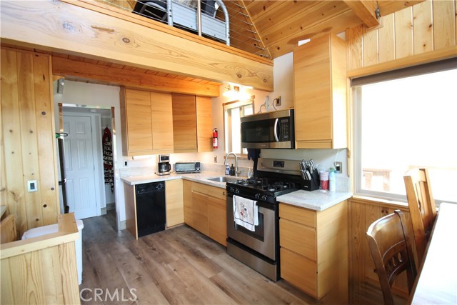 Detail Gallery Image 26 of 44 For 38532 N Shore Dr, Fawnskin,  CA 92333 - 3 Beds | 2/1 Baths
