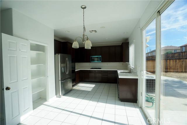 Detail Gallery Image 11 of 66 For 14001 Jockey Ln, Victorville,  CA 92394 - 4 Beds | 3 Baths