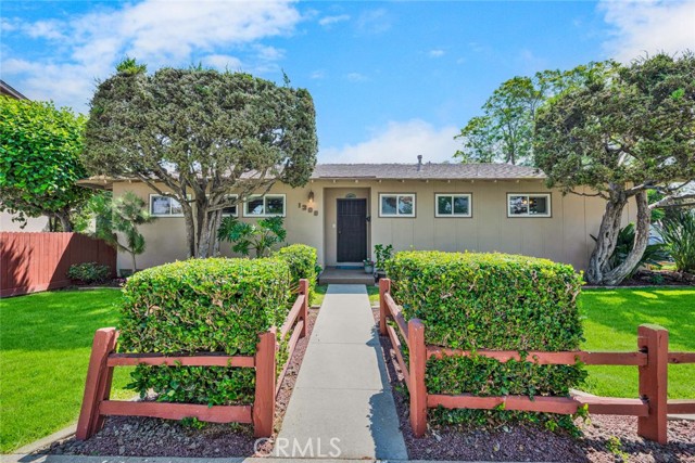 1309 N Linwood Avenue, Santa Ana CA: https://media.crmls.org/medias/a83e0306-ecae-48a6-9d48-59baf9e7fcaf.jpg