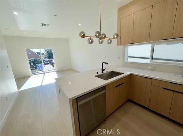 Detail Gallery Image 2 of 11 For 611 W 41st Pl #1/2,  Los Angeles,  CA 90037 - 3 Beds | 3 Baths