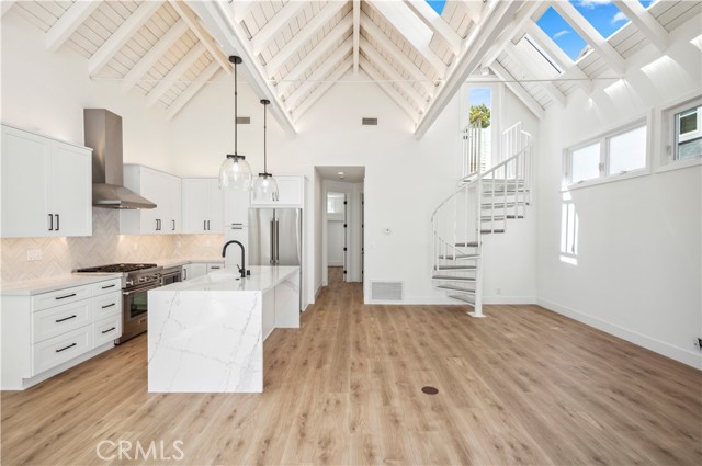 439 1/2 Carnation Avenue, Corona del Mar CA: https://media.crmls.org/medias/a8482195-4a9c-4d1d-b9d1-54bc010b95c1.jpg