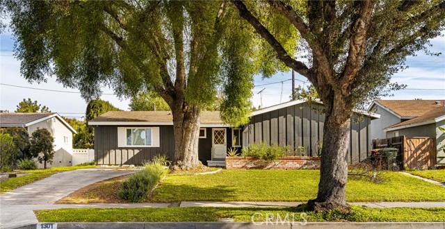 Detail Gallery Image 2 of 29 For 1301 W Chapman Ave, Fullerton,  CA 92833 - 3 Beds | 2 Baths