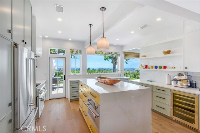 Detail Gallery Image 4 of 27 For 3007 Harbor View Dr, Corona Del Mar,  CA 92625 - 3 Beds | 2/1 Baths