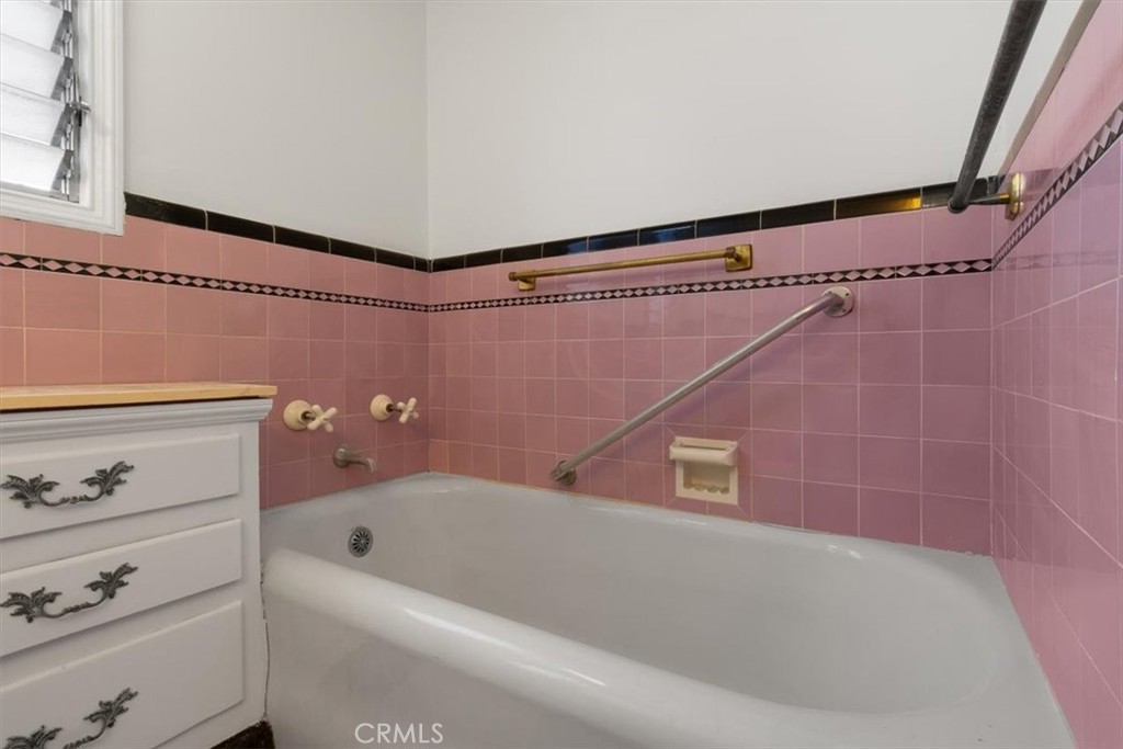https://media.crmls.org/medias/a84ffdee-b3e0-4d3a-bbf4-b8dad60ff3cc.jpg?preset=X-Large