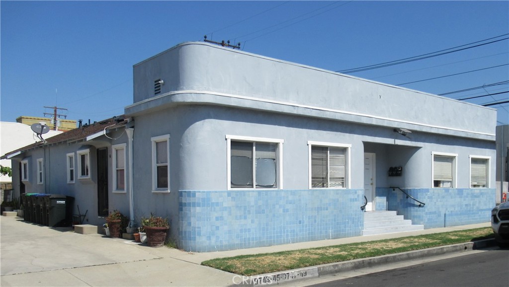Apartment at 9745 Maple