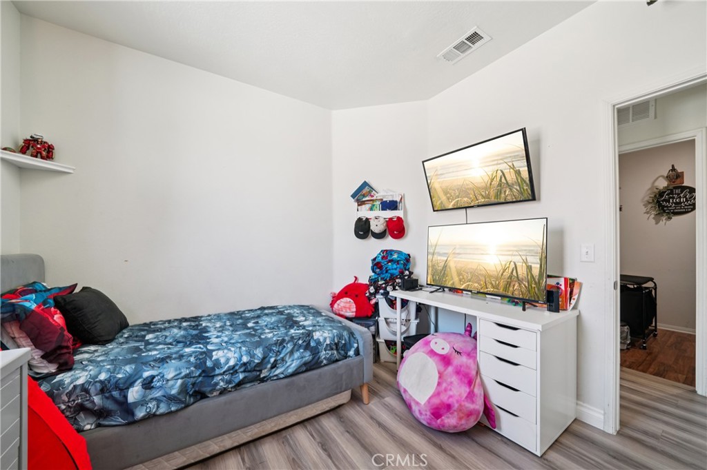 https://media.crmls.org/medias/a851b182-2161-462e-8de8-cdcbd9dd593c.jpg?preset=X-Large