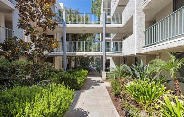 20134 Leadwell Street, Winnetka CA: https://media.crmls.org/medias/a8529ccb-4f46-46d5-bc17-a6c26bb19210.jpg