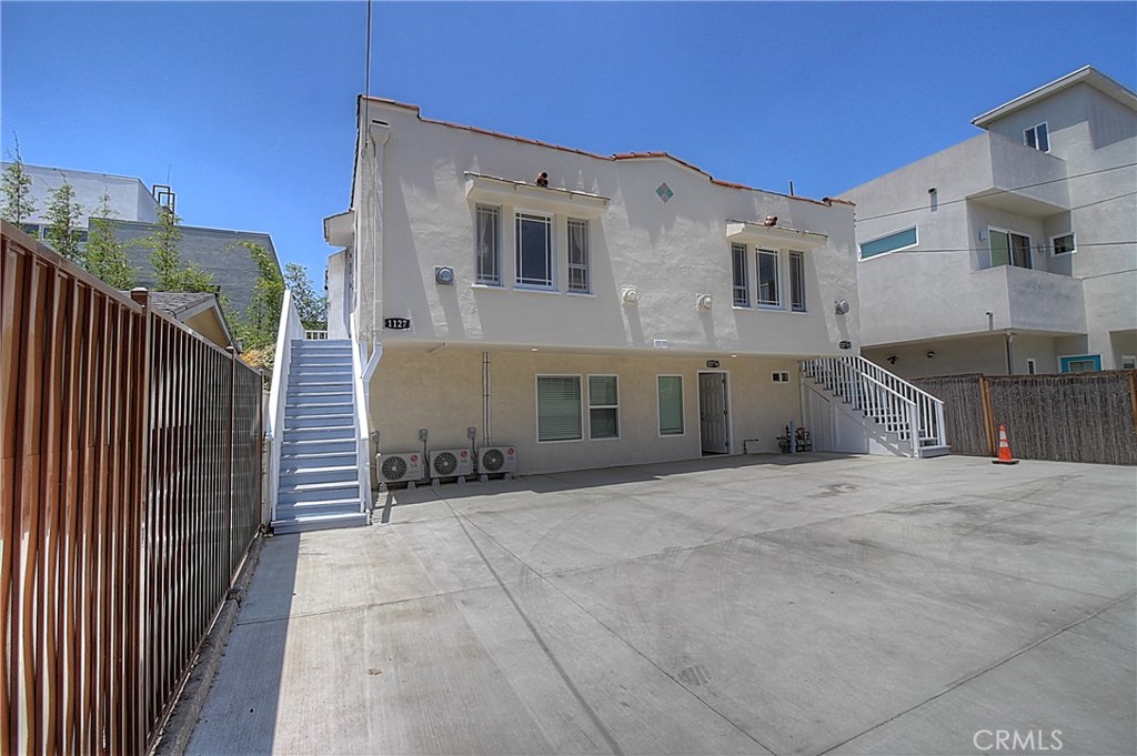 1/4 Manzanita Street