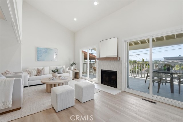 Detail Gallery Image 3 of 31 For 2413 Ives Ln, Redondo Beach,  CA 90278 - 4 Beds | 3 Baths