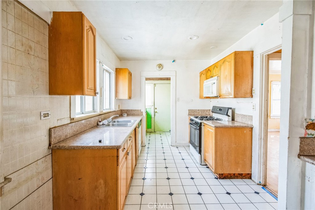 https://media.crmls.org/medias/a859acc8-812c-4a2d-93bb-9b212b830117.jpg?preset=X-Large
