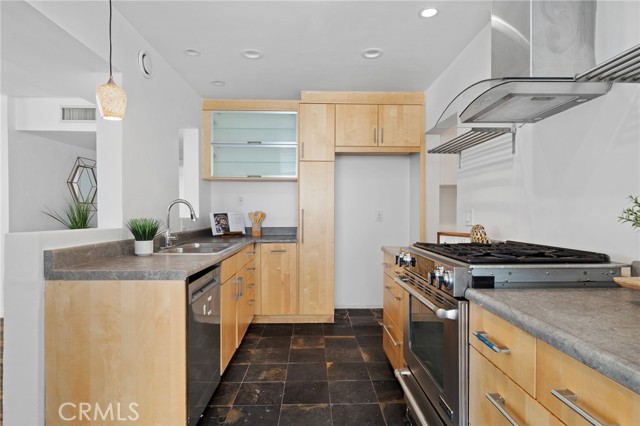 Detail Gallery Image 15 of 42 For 5339 Newcastle Ave #112,  Encino,  CA 91316 - 3 Beds | 2 Baths