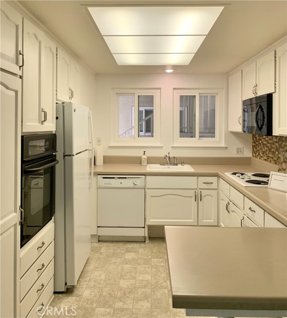 Detail Gallery Image 4 of 28 For 897 Ronda Sevilla C, Laguna Woods,  CA 92637 - 2 Beds | 2 Baths