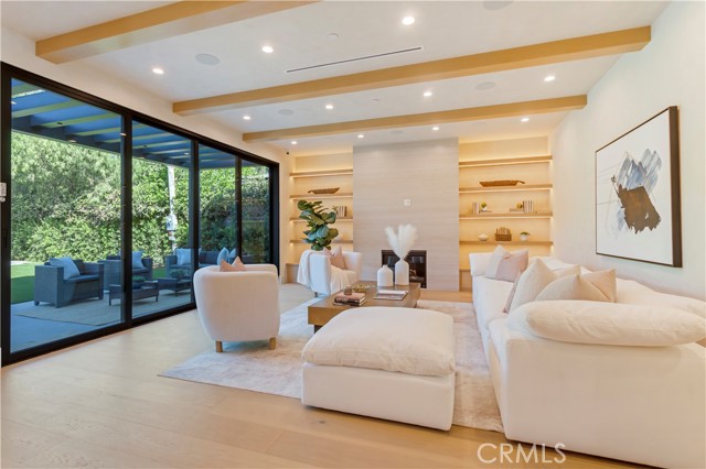 4239 Rhodes Avenue, Studio City CA: https://media.crmls.org/medias/a8679742-12cf-48ec-82e7-30890af53fed.jpg