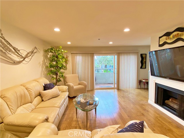 Detail Gallery Image 7 of 24 For 230 S Catalina Ave #107,  Redondo Beach,  CA 90277 - 2 Beds | 2 Baths