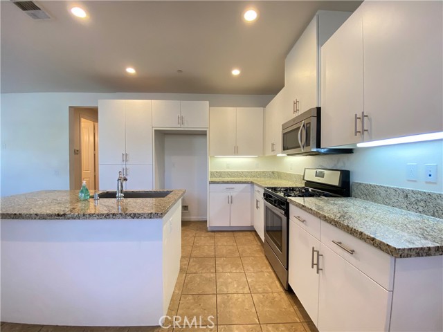 800 E Promenade Unit A, Azusa CA: https://media.crmls.org/medias/a869f752-af50-4dc5-8d88-eb8b5b6ae188.jpg