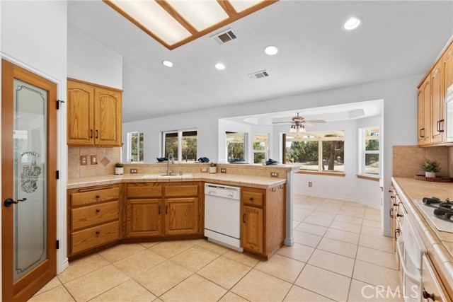 Detail Gallery Image 14 of 43 For 9153 Kittering Rd, Oak Hills,  CA 92344 - 4 Beds | 2 Baths