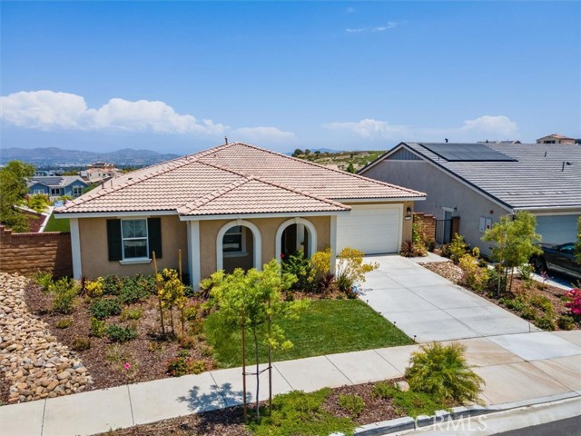 Detail Gallery Image 2 of 67 For 2521 Santa Fiora Dr, Corona,  CA 92882 - 4 Beds | 2/1 Baths