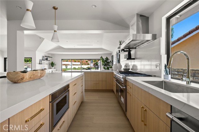 Detail Gallery Image 7 of 27 For 5100 Orrville Ave, Woodland Hills,  CA 91367 - 4 Beds | 3 Baths