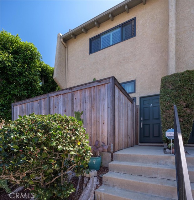 End Unit, front entrance