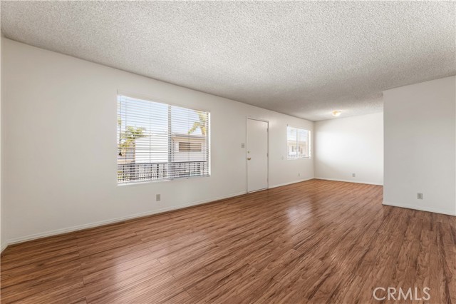 Detail Gallery Image 2 of 33 For 5530 Ackerfield Ave #206,  Long Beach,  CA 90805 - 2 Beds | 1 Baths