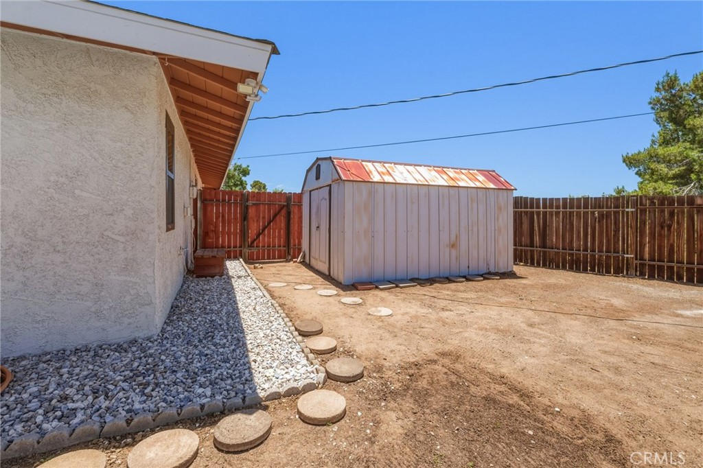https://media.crmls.org/medias/a87e983f-2aa4-4b1e-ba9a-41b3951ce078.jpg?preset=X-Large