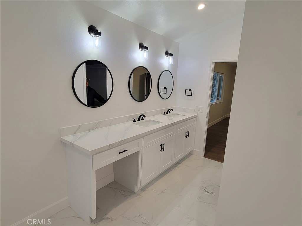 https://media.crmls.org/medias/a88341d0-c5c8-4ee9-b365-07338638bc7e.jpg?preset=X-Large