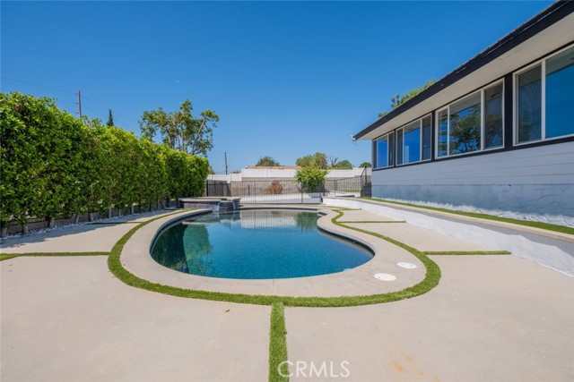 9830 Foothill Boulevard, Sylmar CA: https://media.crmls.org/medias/a8837599-2260-45be-8d63-6b25b37ae184.jpg