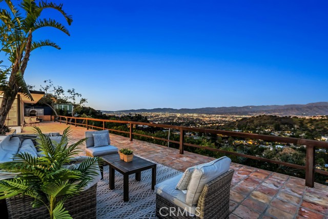Detail Gallery Image 1 of 1 For 8600 Skyline Dr, Los Angeles,  CA 90046 - 3 Beds | 2 Baths