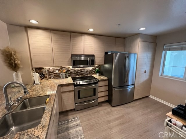 Detail Gallery Image 7 of 18 For 2233 Martin #207,  Irvine,  CA 92612 - 2 Beds | 2 Baths