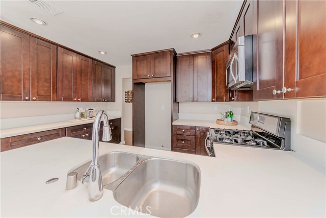 2422 Coventry Circle, Fullerton CA: https://media.crmls.org/medias/a8879292-b55d-4c33-a116-a7d2c75a874c.jpg