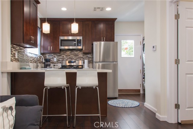 239 W Hillcrest Boulevard, Inglewood CA: https://media.crmls.org/medias/a8908568-f2bc-442a-ab98-270cad2ac20c.jpg